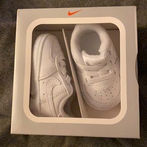 Nike Force 1 Crib (CB) White Sneakers. Infant girl. Size 2c